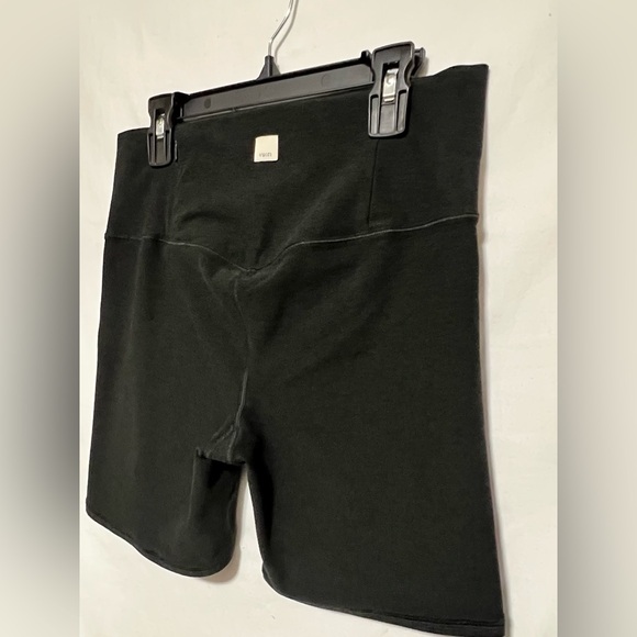 LIKE NEW Vuori Clean Elevation Shorty 6" High Rise Activewear Shorts Yoga Gym - Picture 9 of 15